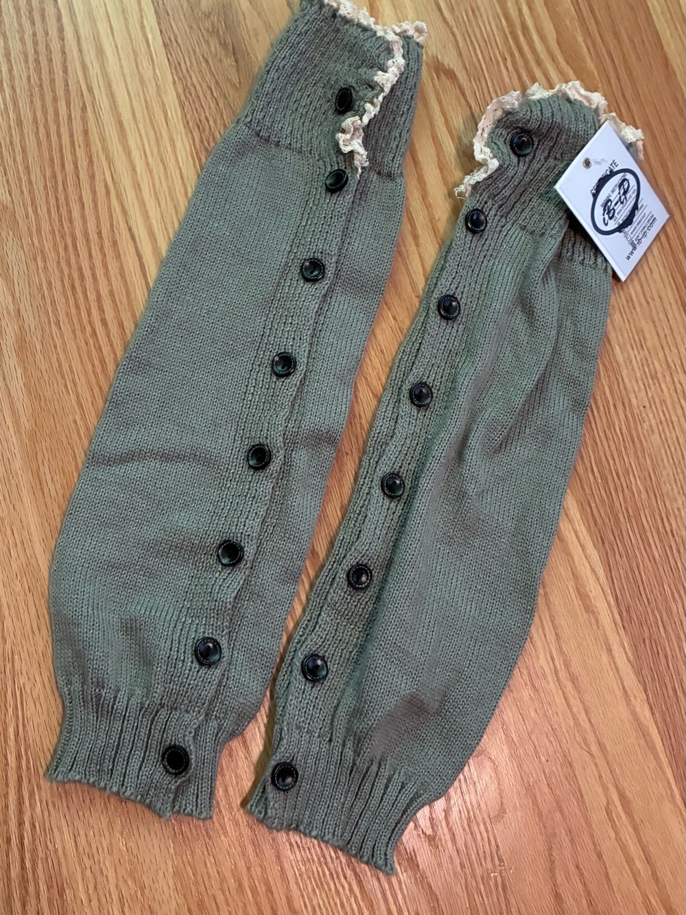 Button-Detail Knit Arm Warmers in Olive Green with Cream Trim